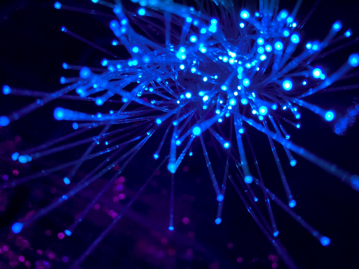 Haz de fibras ópticas transmitiendo puntos de luz azul